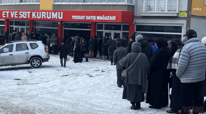 Yozgat’ta Ucuz Et Kuyruğu: Vatandaşlar Kar Altında Saatlerce Bekledi