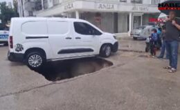 Adana'da şiddetli yağış: Yol çöktü