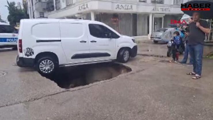 Adana'da şiddetli yağış: Yol çöktü