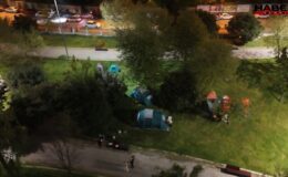 Deprem sonrasında evlerine girmeye çekinenler çadırlarda kalıyor