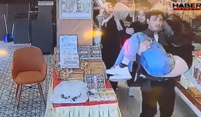 Depremde korkudan bayılan kadın müşteriyi böyle kurtardı