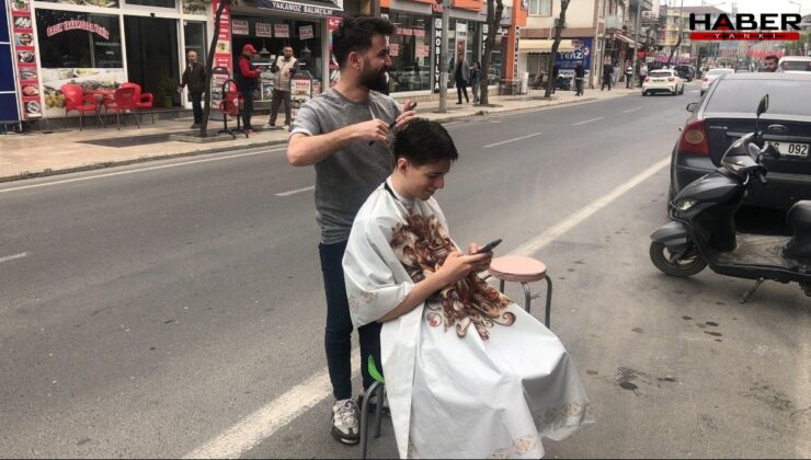 Depremden sonra ilginç görüntü: Tıraşı dışarıda bitirdi