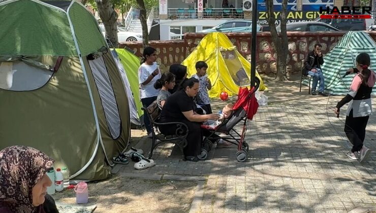 İstanbul'da deprem tedirginliği sürüyor: Evlerine girmekten çekinenler çadırlarda kalmaya devam ediyor