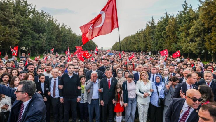 On binler yasağı dinlemedi, sel olup aktı: Anıtkabir yolundaki barikatları yıktılar!