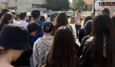 Pendik Fatih Anadolu Lisesi öğrencileri de dayanışma için toplandı