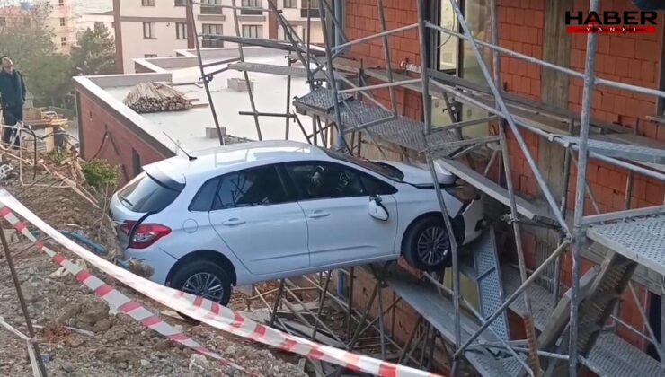 Yoldan çıkan araç inşaat duvarına sıkıştı