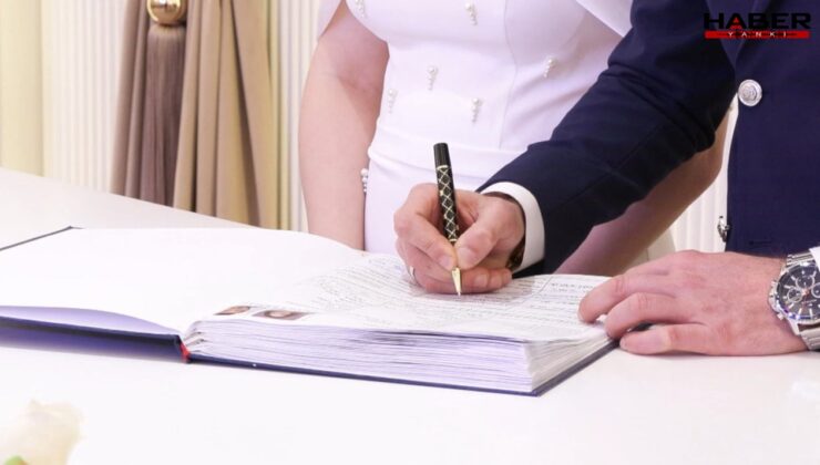 13 ay boyunca bugünü bekleyip nikah masasına oturdular