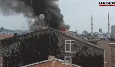 Ataşehir'de 5 katlı binanın çatısında yangın çıktı