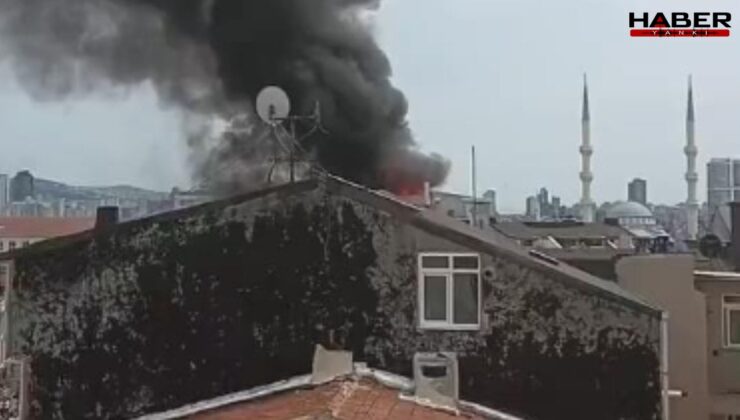 Ataşehir'de 5 katlı binanın çatısında yangın çıktı