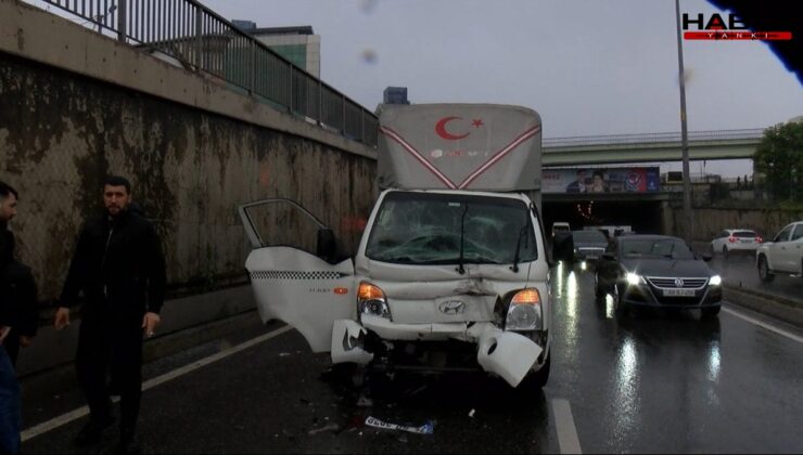 Beykoz'da arızalanan araca kamyonet çarptı; 2 yaralı