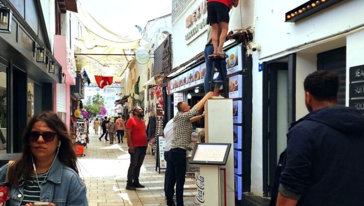 Bodrum usulü tabela asma, yüreklerin ağıza geldiği an!