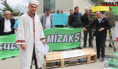 Bolu'da ilginç eylem: Adliye önünde gıyabi cenaze namazı kıldılar