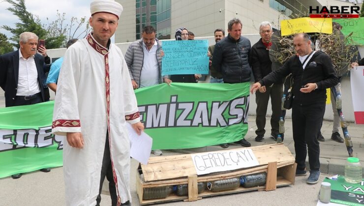 Bolu'da ilginç eylem: Adliye önünde gıyabi cenaze namazı kıldılar