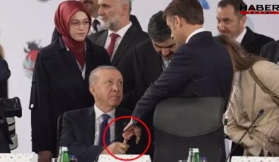 Dünyanın konuştuğu görüntü: Parmağını sıktı bırakmadı! Erdoğan, Macron'un üstünlük kurma çabasına izin vermedi