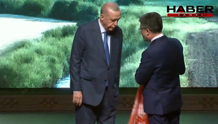 Erdoğan, Bakan Yumaklı'nın uzattığı Yörük poşusunu takmadı
