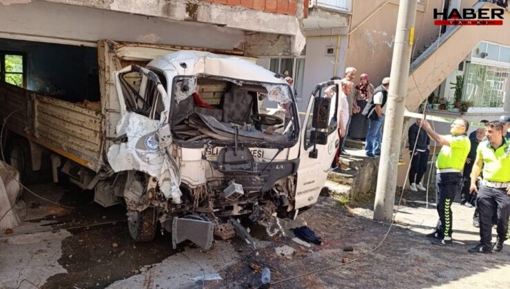 Freni arızalanan kamyonet garaja daldı: Yaralılar var