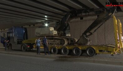 İş makinesi yüklü TIR, alt geçitte sıkıştı