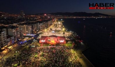 İzmir'de tarihi kalabalık: Milyonlar Gündoğdu'da toplandı