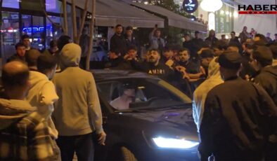 Kadıköy'de Galatasaray taraftarlarının araçları taşlandı