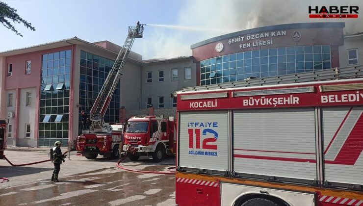 Kocaeli'de lisenin çatısı alev alev yandı