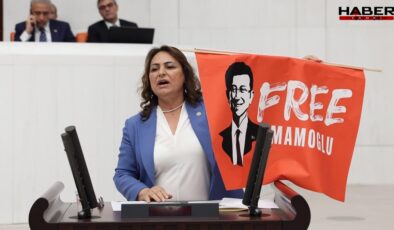 Meclis kürsüsünde Free İmamoğlu pankartı