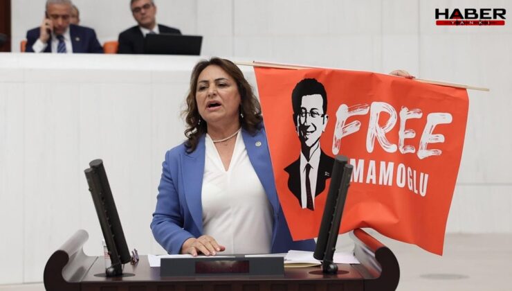 Meclis kürsüsünde Free İmamoğlu pankartı