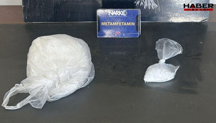 Polisin 'dur' ihtarına uymayan araç yakalandı:  1 kilo 50 gram uyuşturucu çıktı