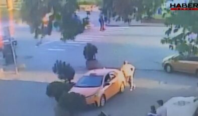 Yaya geçidinde araç yayaya çarptı: Kaza anı kamerada