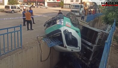 Adana’da çöp kamyonu sulama kanalına devrildi: 3 kişi yaralandı