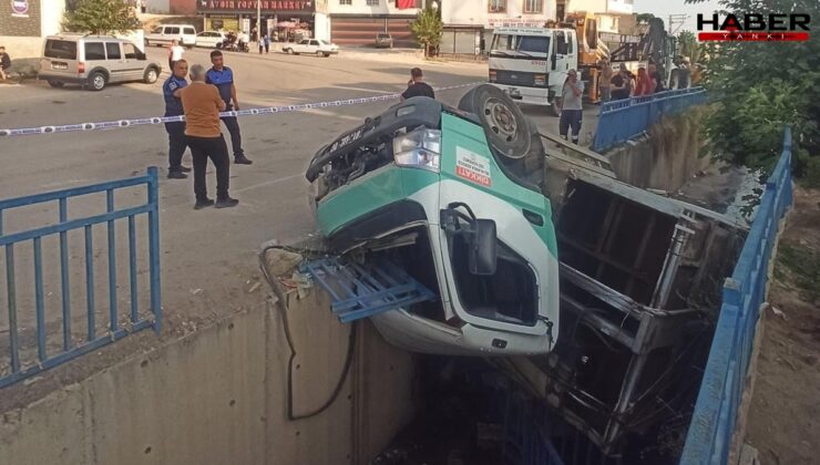 Adana’da çöp kamyonu sulama kanalına devrildi: 3 kişi yaralandı