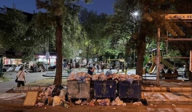 Buca'da 8 gündür süren "düzensiz maaş" eylemi nedeniyle çöpler toplanmıyor
