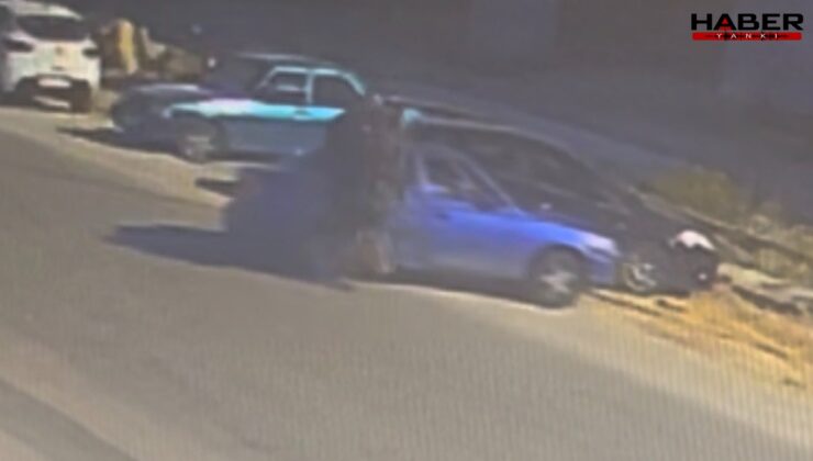 Bursa'da motosiklet otomobile yandan çarptı: O anlar kamerada