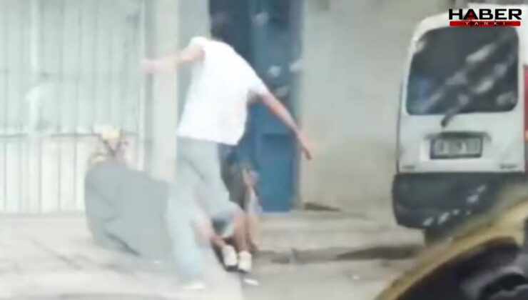 Cani evlat sokak ortasında annesini dövdü! Kimse yardım eli uzatmadı