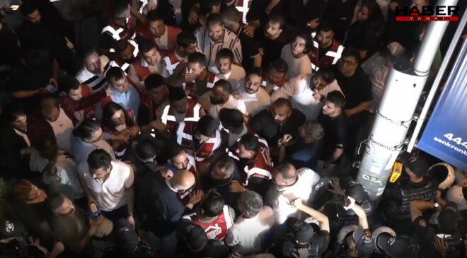 CHP Ankara gençlik kolları, Akit TV önüne silah çelenk bıraktı