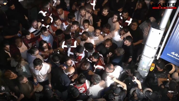 CHP Ankara gençlik kolları, Akit TV önüne silah çelenk bıraktı