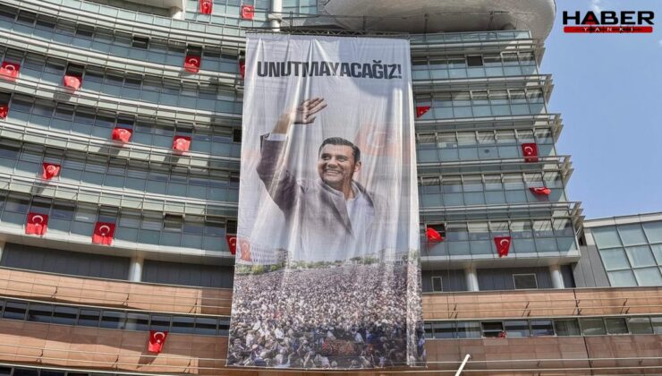 CHP Genel Merkezi'ne Ferdi Zeyrek pankartı asıldı: 'Unutmayacağız'