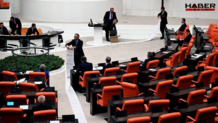 CHP'li vekil Meclis'te 54 metrelik listeyi gösterdi! İşte kamuda çoklu maaş alanlar