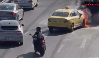 İstanbul'da taksi alev alev yandı