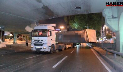 İstanbul'da TIR köprüye çarptı, yol trafiğe kapandı