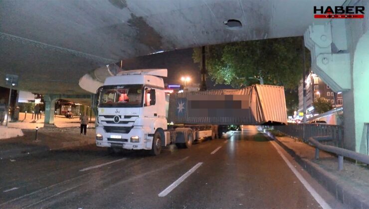 İstanbul'da TIR köprüye çarptı, yol trafiğe kapandı