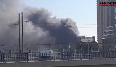 İzmir'de korkutan yangın! Kara duman gökyüzüne ulaştı, hastane tahliye ediliyor