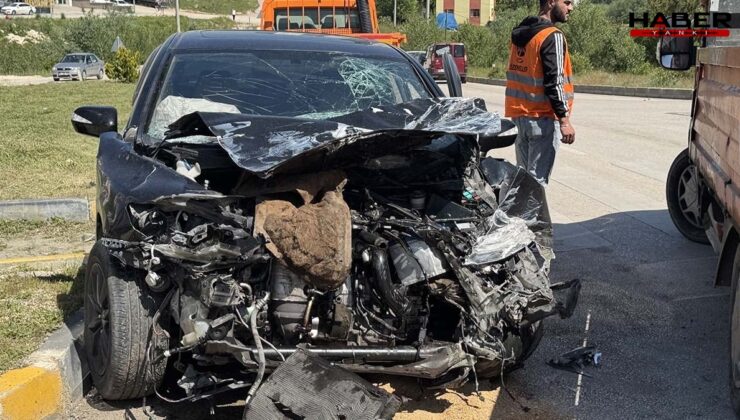 Kamyonet ile otomobil çarpıştı: 3 yaralı
