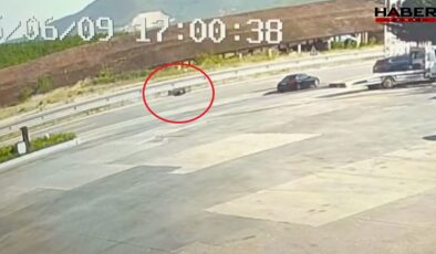 Motosiklet sürücüsünün can verdiği feci kaza kamerada