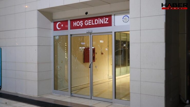 Osmaniye'de belediye binasına taşlı saldırıda bulunuldu