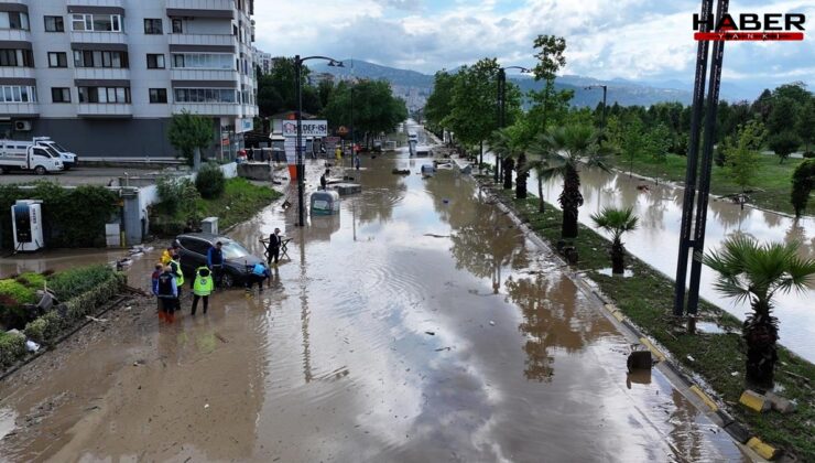 Trabzon'da sağanak caddelerde sele döndü