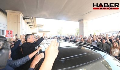 Yurt dışından dönen Özel'e partililerden karşılama
