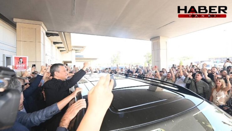 Yurt dışından dönen Özel'e partililerden karşılama