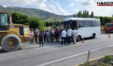 Afyonkarahisar'da midibüs ile TIR çarpıştı: 1’i çocuk 7 yaralı