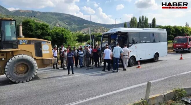 Afyonkarahisar'da midibüs ile TIR çarpıştı: 1’i çocuk 7 yaralı