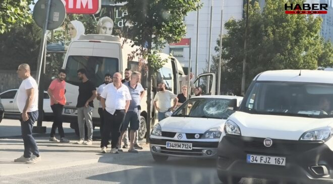 Bağcılar’da trafik karıştı! Motosikletli, kaskıyla cam kırdı